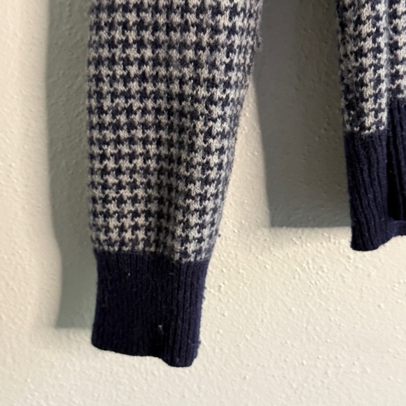 J. Crew Gray & Navy Blue Herringbone Crew Neck Sweater w/navy trim. Sz M. - Picture 5 of 8